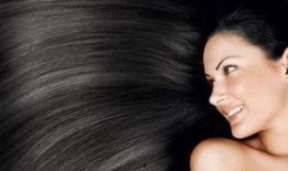 剪头发也不忘吃瓜,一边剪发一边享受生活乐趣