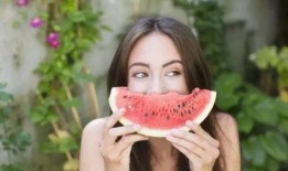 夏天吃瓜女孩,甜蜜女孩的清凉时光