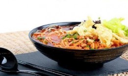 阿瓜吃螺蛳粉,一场味蕾与文化的邂逅