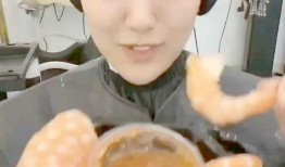 剪头发也不忘吃瓜,一边剪发一边享受生活乐趣