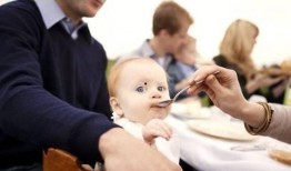 爸爸坐着淡定吃瓜,诠释人生百态