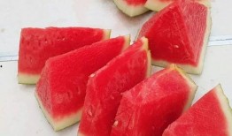 城市吃瓜的情景,吃瓜群众的热闹日常