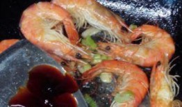 吃大虾可以吃小瓜吗,美味佳肴的完美组合