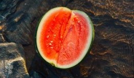 弥勒吃瓜图片,喜乐满溢的和谐画卷