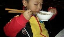 陪爸爸吃瓜,温馨亲子时光的甜蜜回忆