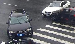 路过车祸现场吃瓜自己变成了瓜,路遇车祸现场，我成了全民焦点