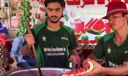 街头挑战吃瓜,谁能笑到最后？