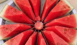 城市吃瓜的情景,吃瓜群众的热闹日常