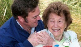 梦见老太太给一个大瓜吃,老太太赠瓜之谜