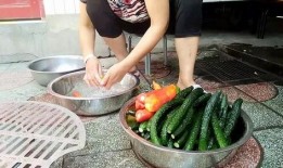 在农村小院吃瓜,瓜香四溢的夏日时光