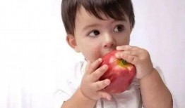 贴脸小孩吃瓜,可爱小孩的欢乐瞬间