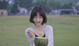 夏天吃瓜女孩,甜蜜女孩的清凉时光
