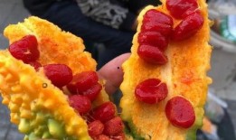 云南大娘吃瓜,田园风光中的甜蜜时光