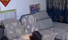 爸爸坐着淡定吃瓜,诠释人生百态