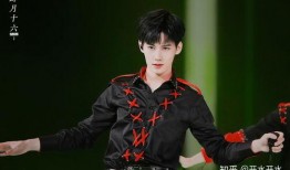 张真源瓜田吃瓜,张真源甜蜜吃瓜瞬间